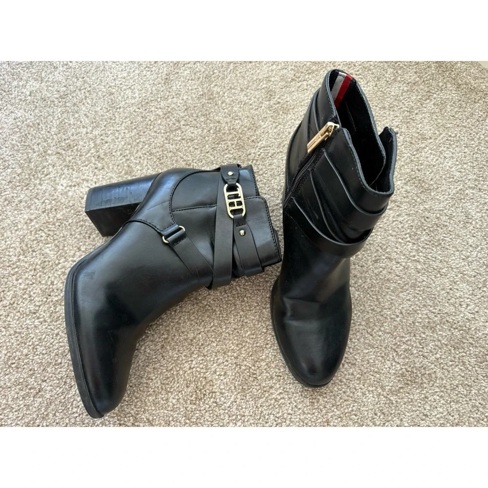 Tommy Hilfiger Darhla Buckled Ankle Boots 8 Medium Black Leather Block Heel Zip
